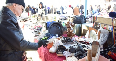 Afaceri de Obor: vânzări de șuruburi și... vibratoare. Oamenii dârdâie de frig pentru 30 de lei - 3
