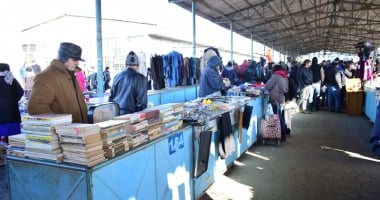 Afaceri de Obor: vânzări de șuruburi și... vibratoare. Oamenii dârdâie de frig pentru 30 de lei - 4