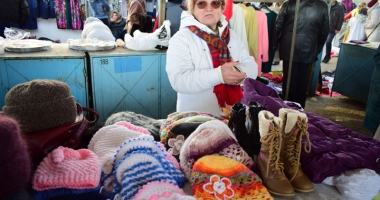 Afaceri de Obor: vânzări de șuruburi și... vibratoare. Oamenii dârdâie de frig pentru 30 de lei - 5
