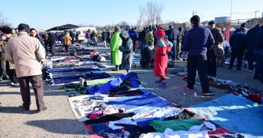 Stire din Social : Afaceri de Obor: vânzări de șuruburi și... vibratoare. Oamenii dârdâie de frig pentru 30 de lei