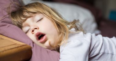 Stire din Sănătate : Când copilul e mereu obosit. Semnele tăcute ale unei afecțiuni greu de înțeles