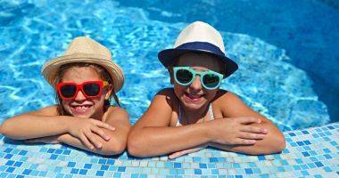 Ochelarii de soare protejează ochii copiilor de razele UV