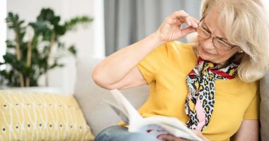 Stire din Sănătate : De ce apare nevoia de a purta ochelari „de aproape”?