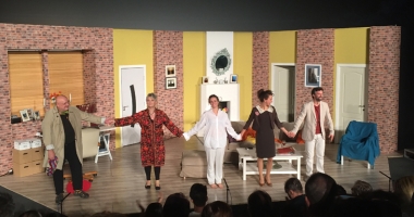 Stire din Cultură-Educație : O comedie de cinci stele, pe scena Casei de Cultură