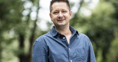 Stire din Cultură-Educație : Octavian Strunilă joacă în piesa „Bărbaţii la 40, femeile la 43”