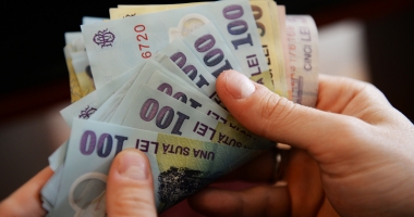 Stire din Eveniment : Octogenară din Constanța, păcălită să dea escrocilor 10.000 de lei