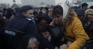 Stire din Actualitate : Îmbrânceli aseară la Catedrala Națională. Credincioșii au rupt cordoanele jandarmilor și au forțat intrarea