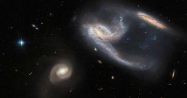 Stire din Tehnologie : O nouă imagine uimitoare surprinsă de telescopul Hubble: un grup de galaxii în formă de navetă spațială