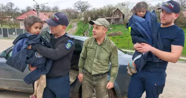 Stire din Actualitate : Pădurarul erou din Mureș, premiat după ce a salvat două fetițe rătăcite în pădure