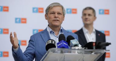 Stire din Politică-Administrație : Dacian Cioloș, așteptat azi în Parlament cu lista de miniștri și programul de guvernare