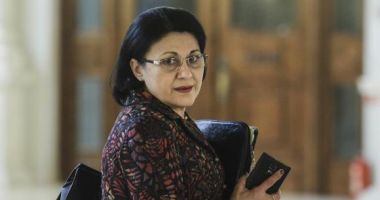 Stire din Cultură-Educație : Andronescu: Vom avea în fiecare sală de clasă o tablă inteligentă, un laptop pe catedră