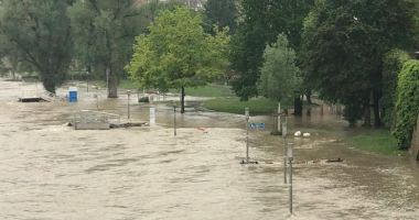 Stire din Actualitate : Fenomene meteo extreme în lume. 100 de tornade în ultimele zile, în SUA