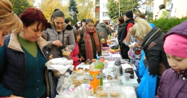 Stire din Cultură-Educație : "O faptă bună, o rază de soare". Târg de toamnă la școala din Murfatlar