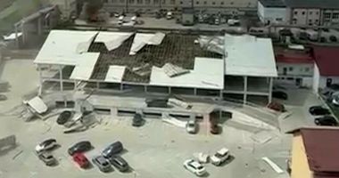 Stire din Eveniment : 13 șoferi și-au găsit mașinile avariate de acoperișul unei parcări, smuls de vântul extrem de puternic