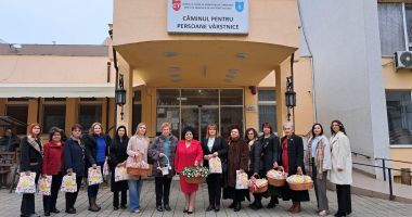 Stire din Politică-Administrație : Femeile social democrate din Constanţa oferă daruri persoanelor vârstnice, cu ocazia sărbătorilor
