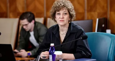 Stire din Politică-Administrație : Sindicaliştii de la Guvern cer demisia Oanei Gheorghiu şi a lui Irineu Darău