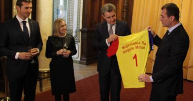 Moment unic în istoria oinei! Sportul național românesc, ridicat la rang regal - 10