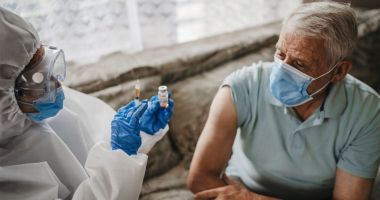 Stire din Actualitate : Trei doze de vaccin pentru Covid-19 reprezintă „o îngrijire optimă”