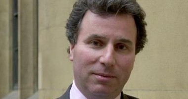 Stire din Actualitate : Arunca documente oficiale la un coș de gunoi din parc