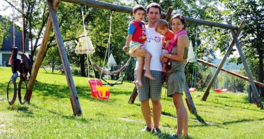 Stire din Monden : Andi Moisescu și-a dus familia  în vacanță la Disneyland