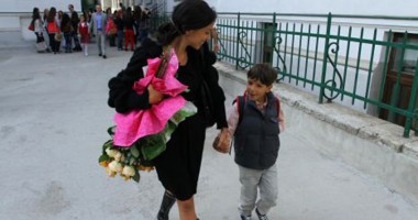 Stire din Monden : Olivia Steer, în lacrimi în prima zi de școală