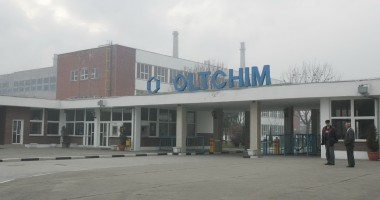 Stire din Economie : Guvernul nu mai acordă ajutoare sociale angajaților Oltchim, invocând că aceștia au primit salariile
