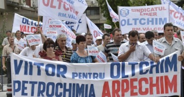 Stire din Social : Proteste la Oltchim. 500 de angajați s-au adunat în fața combinatului