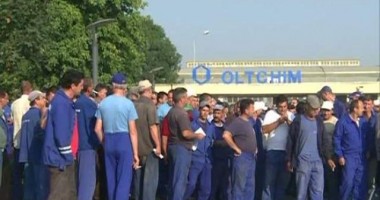 Salariații Oltchim au luat integral salariul pe luna iulie. Banii pe august vin tot din creanțe recuperate