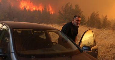 Un om a murit în incendiile din Grecia. Imagini apocaliptice, flăcările ajung la 25 de metri înălțime - 2