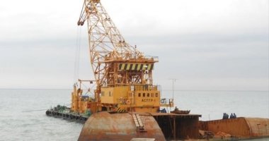 Stire din Eveniment : O macara plutitoare s-a scufundat în Marea Neagră. Trei marinari sunt dați dispăruți
