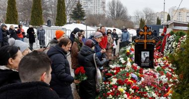 Pentru a treia zi consecutiv, ruşii stau la coadă pentru a-i aduce un omagiu lui Aleksei Navalnîi