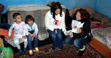 Stire din Social : O mână de ajutor pentru familiile sărmane din județul Constanța