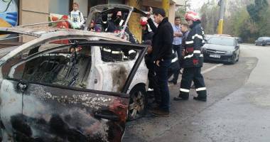 O mașină a ars ca o torță, pe strada Sucevei - 3
