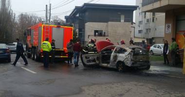 O mașină a ars ca o torță, pe strada Sucevei - 4
