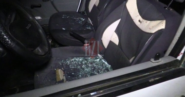 Atac violent asupra polițiștilor, o mașină vandalizată, agresori răniți și arestați