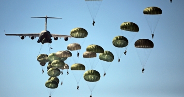 Stire din Actualitate : Exercițiu militar de amploare. Cerul Franței, plin de parașutiști