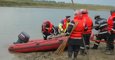 Stire din Eveniment : Om la apă!  A căzut în canal  în timp ce se afla la pescuit