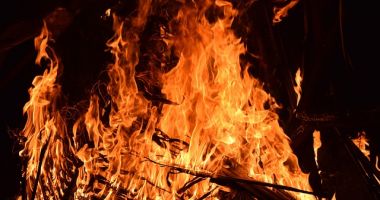 Stire din Eveniment : Cercetat pentru omor calificat, după ce a îngropat o persoană sub o stivă de lemne şi i-a dat foc