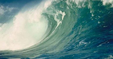 Stire din Actualitate : Video. TSUNAMI în MAREA NEAGRĂ. Plaja, măturată de un VAL URIAȘ