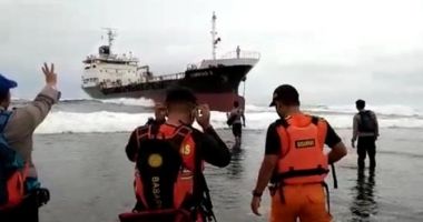 O navă a eșuat pe o plajă din Insula Java