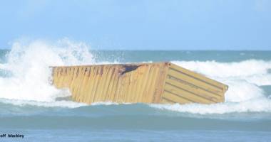 O navă a pierdut 20 de containere în Pacific