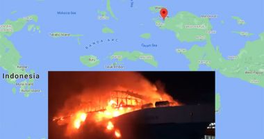 O navă de pasageri a fost distrusă de flăcări