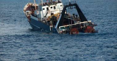 Stire din Actualitate : O navă de pescuit cu 34 de marinari s-a scufundat. Victimele, date dispărute