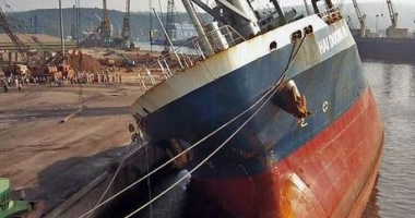 O navă era să se răstoarne din cauza încărcării greșite