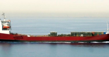 Stire din Economie : O navă italiană în flăcări, abandonată în Golful Aden