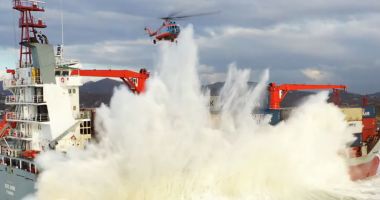 O navă s-a rupt în două după ce a eșuat în Golful Vostok