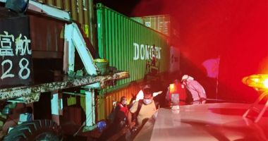 O navă s-a scufundat. 70 de containere au căzut în apele mării