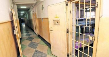 Stire din Eveniment : Criminalul care a încercat să îşi omoare părinţii cu un topor  s-a opărit intenţionat la dușul din arest