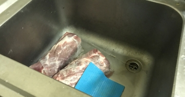 "Delicatesele" Satului de Vacanță: mici vechi de două săptămâni și pastramă de oaie din iulie - 2
