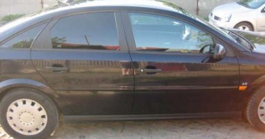Stire din Eveniment : Au vrut să scoată mașini din țară cu acte false